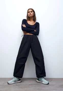 PULL & BEAR Loose-Fit Parachute- Broek - Black -PULL BEAR Winkel 0338139a60734fe79060bef3eeff78df