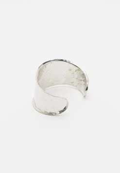 PULL & BEAR Textured Rigid Arm Cuff - Armband - Silver Coloured -PULL BEAR Winkel 03bb22f7b86b4ccf86e9cc87625fcc53