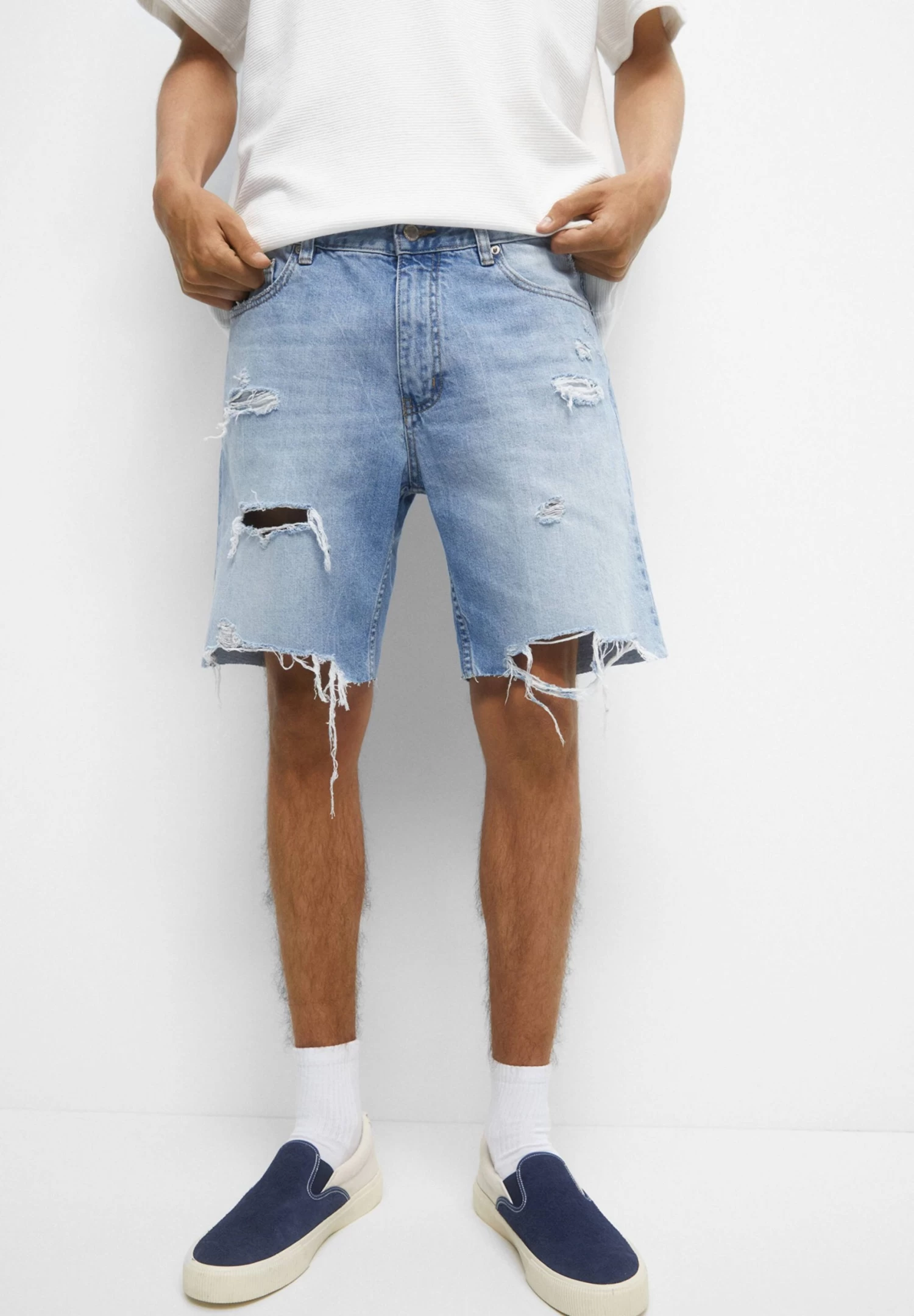 PULL & BEAR Ripped Bermuda- Jeansshort - Blue 1 PULL & BEAR Ripped Bermuda- Jeansshort - Blue