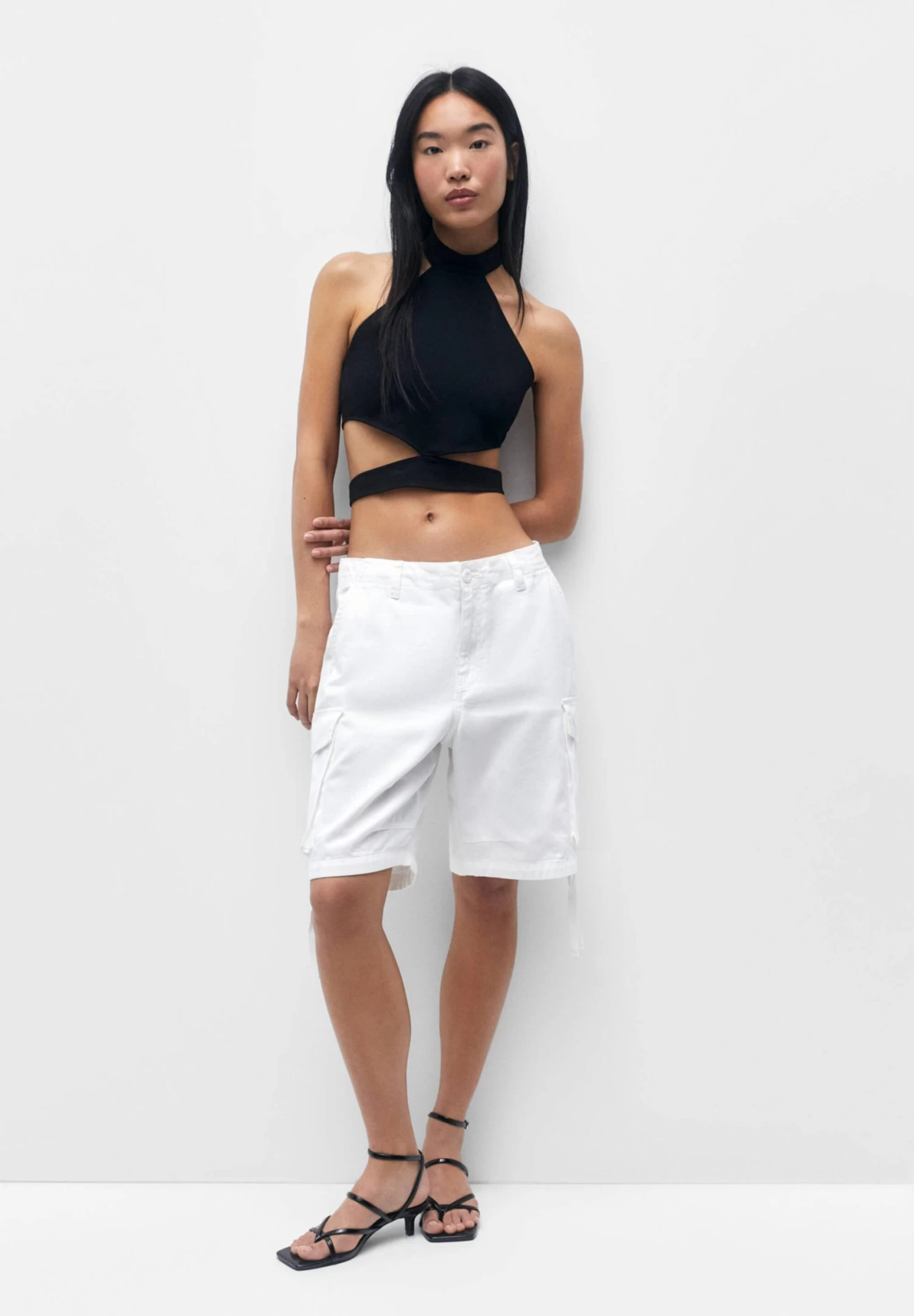 PULL & BEAR Cut-Out Halter Neck - Top - Black 2 PULL & BEAR Cut-Out Halter Neck - Top - Black - Afbeelding 2