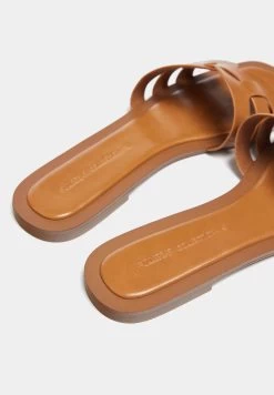 PULL & BEAR Flache Mit Überkreuzten Riemen - Muiltjes - Brown 10 PULL & BEAR Flache Mit Überkreuzten Riemen - Muiltjes - Brown -PULL BEAR Winkel 0b02442f1292477ba18f3bc9495253df