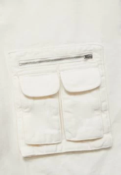PULL & BEAR Bermuda With Multiple Pockets - Shorts - White -PULL BEAR Winkel 0c28518e51504da0b7fb2b35931808ff
