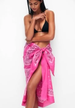 PULL & BEAR Printed Bandana-Style Sarong - Strandaccessoire - Pink -PULL BEAR Winkel 1103ee43e1834c758087be592922c57e