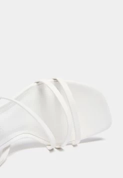 PULL & BEAR Absatz Mit Gekreuzten Riemen - Sandalen - White 9 PULL & BEAR Absatz Mit Gekreuzten Riemen - Sandalen - White -PULL BEAR Winkel 11f9646f3a214e7f86b757e545cf53b7
