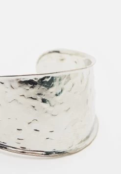 PULL & BEAR Textured Rigid Arm Cuff - Armband - Silver Coloured -PULL BEAR Winkel 16f7fcde7c6645c8b35ba10973df6b14