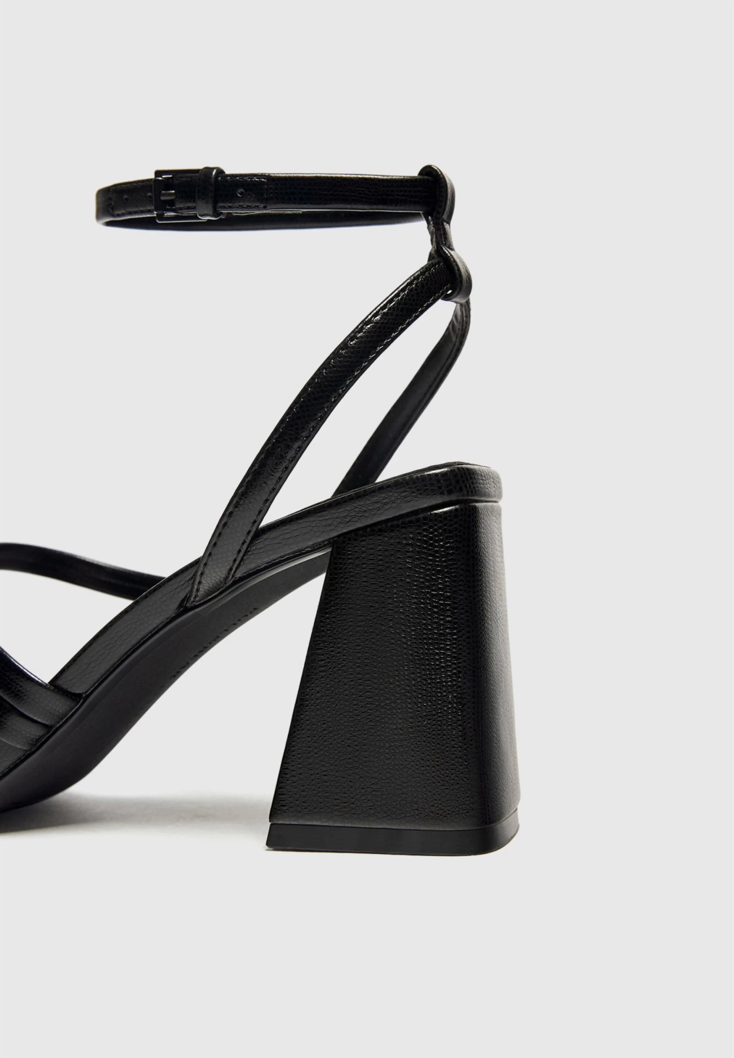 PULL & BEAR Sandalen Met Hoge Hak - Black 4 PULL & BEAR Sandalen Met Hoge Hak - Black - Afbeelding 4