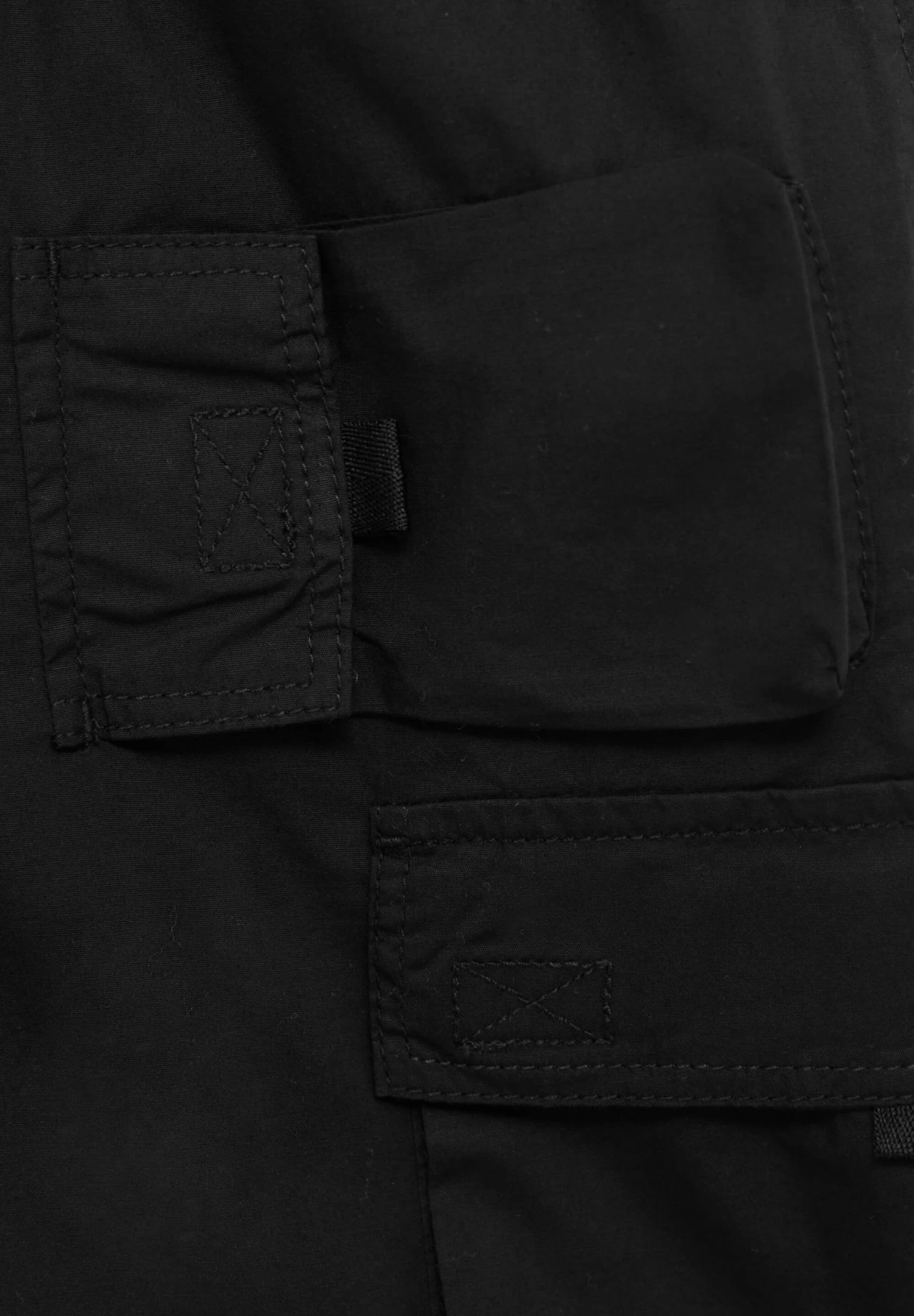 PULL & BEAR Bermuda With Multiple Pockets - Shorts - Black 7 PULL & BEAR Bermuda With Multiple Pockets - Shorts - Black - Afbeelding 7