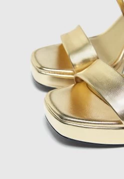 PULL & BEAR Golden Platform- Sandalen Met Plateauzool - Gold-Coloured -PULL BEAR Winkel 1a6eb02902cd4b669cede9ec2e9f50f1