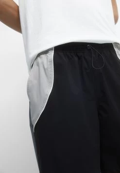 PULL & BEAR Bermuda With Panels - Shorts - Black -PULL BEAR Winkel 214c1672fca446338e3cf1a839dd3bc5