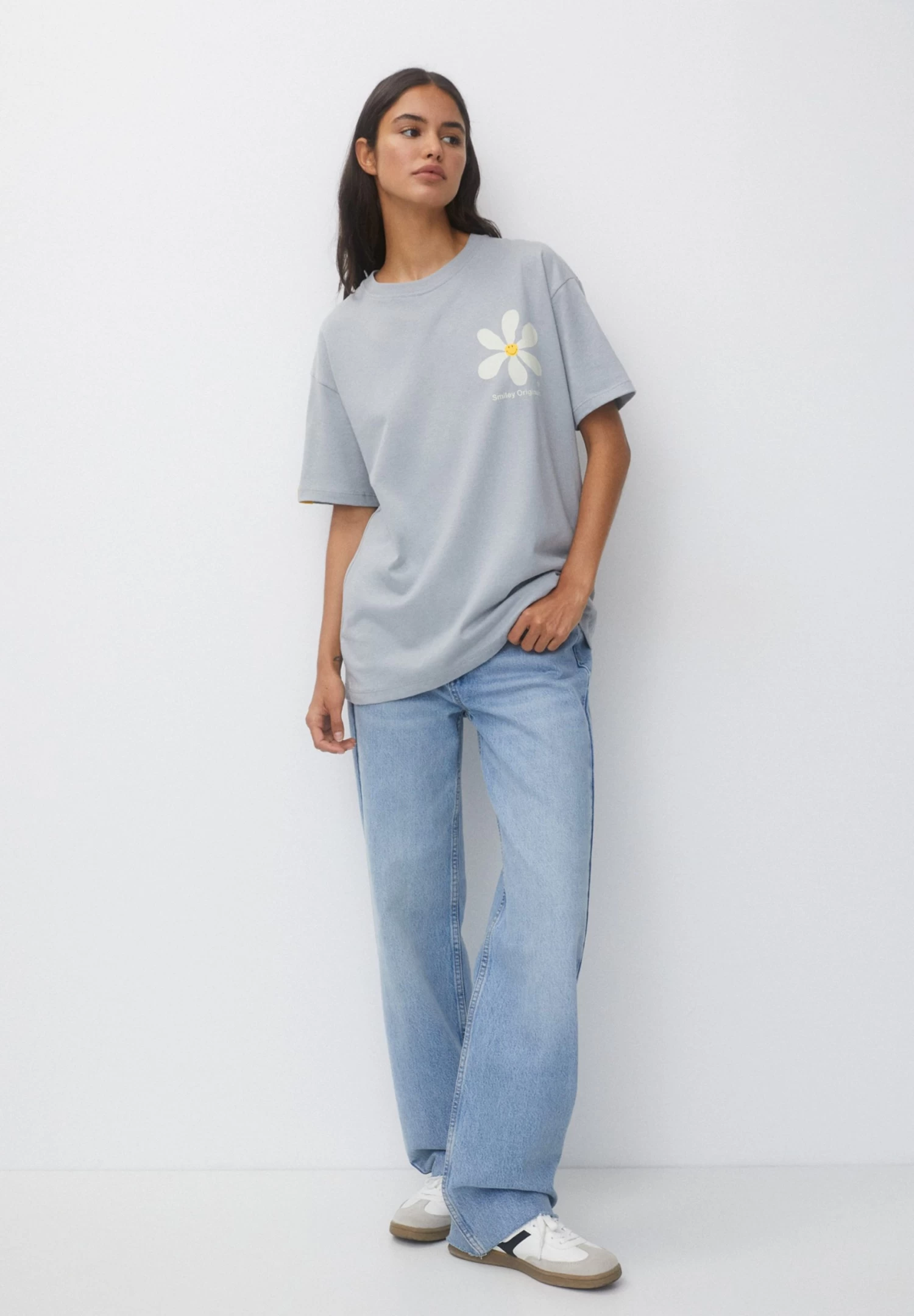 PULL & BEAR Smiley Daisy - T-Shirt Print - Grey 2 PULL & BEAR Smiley Daisy - T-Shirt Print - Grey - Afbeelding 2