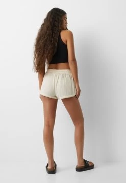 PULL & BEAR Rustic With Frayed Trims - Shorts - White -PULL BEAR Winkel 2b9ff54119714c8aa36899511de650a9