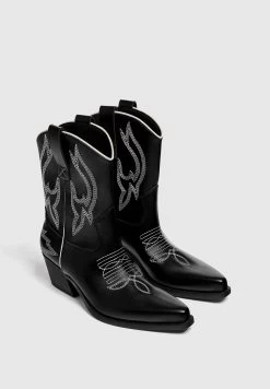 PULL BEAR Winkel -PULL BEAR Winkel 2fe8de03c5784c50a950f0380d2a7969