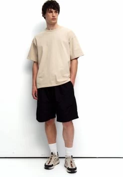 PULL & BEAR Bermuda Straight - Shorts - Black -PULL BEAR Winkel 3a35ed6aa549405797a76585af3f61d6