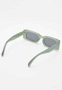 PULL & BEAR Wide Frame - Zonnebril - Green 7 PULL & BEAR Wide Frame - Zonnebril - Green -PULL BEAR Winkel 3aa4c5ca02824068bd2ba990987bac2a