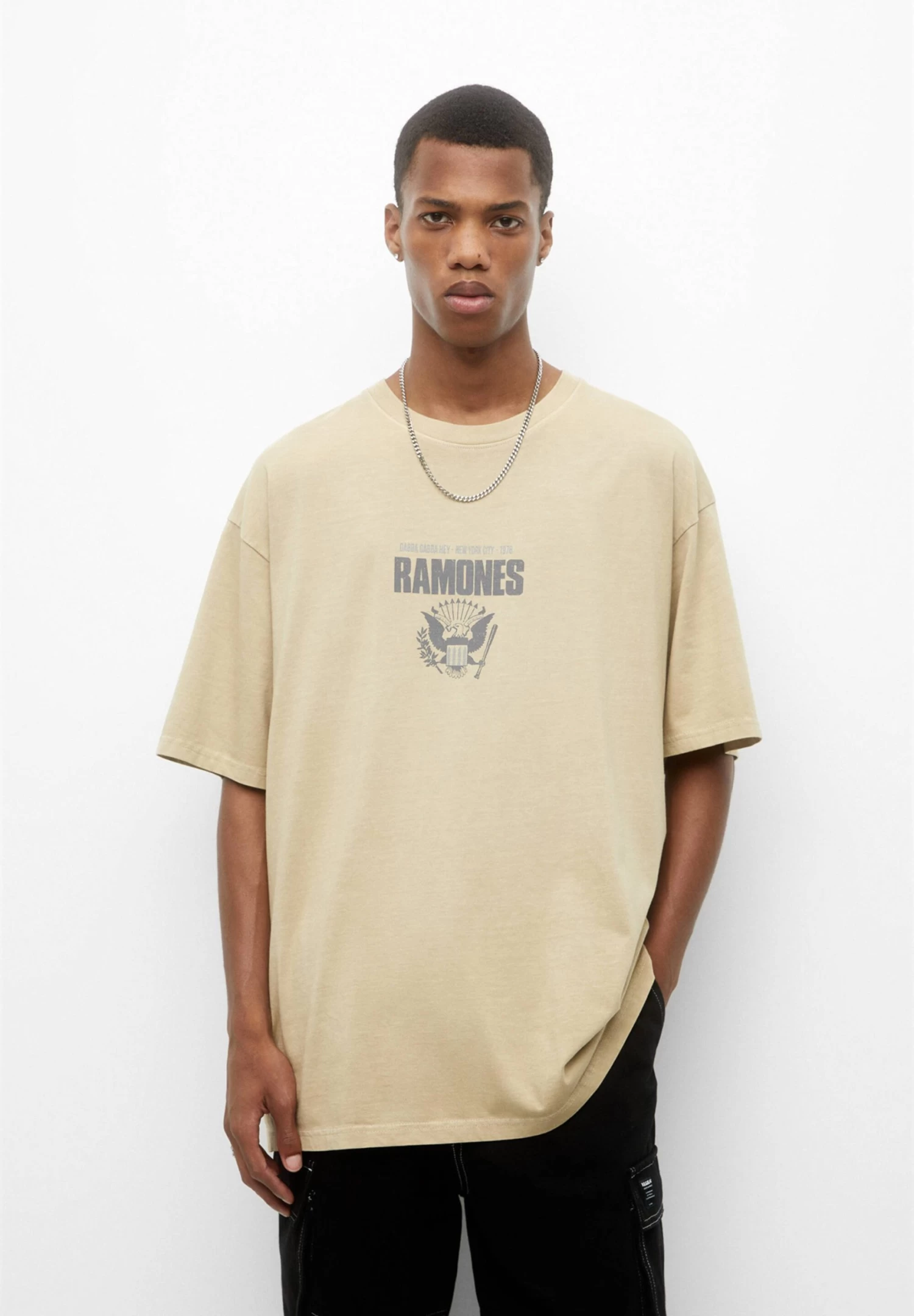 PULL & BEAR Ramones Gabba Hey - T-Shirt Print - Sand 1 PULL & BEAR Ramones Gabba Hey - T-Shirt Print - Sand