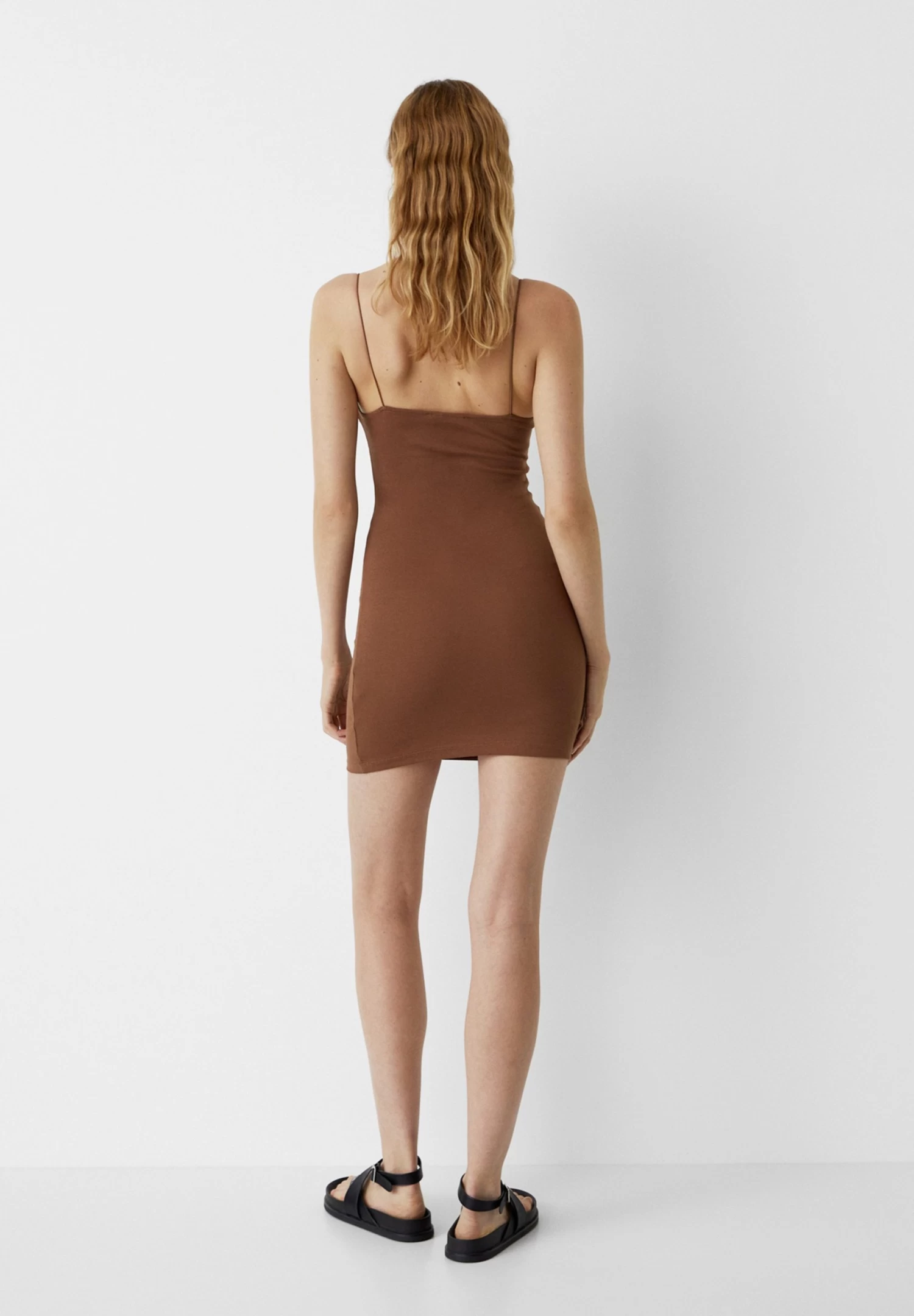 PULL & BEAR Short With Thin Straps- Jurk - Brown 3 PULL & BEAR Short With Thin Straps- Jurk - Brown - Afbeelding 3