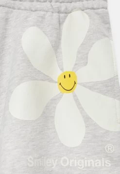 PULL & BEAR Smiley- Shorts - Grey 11 PULL & BEAR Smiley- Shorts - Grey -PULL BEAR Winkel 4ea716a643fb43f59db6fe711fc5be70