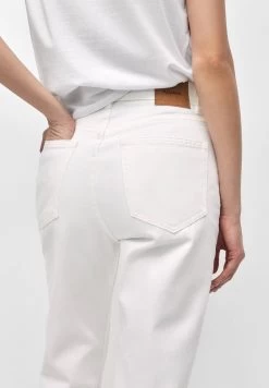 PULL & BEAR Mom - Jeans Tapered Fit - White -PULL BEAR Winkel 4f4071f05e6744c89157a0cc359700a3