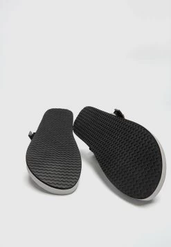PULL & BEAR Flat Hook-And-Loop Strap- Outdoorsandalen - Grey -PULL BEAR Winkel 545f08c7847540acb5cf689e6c11b91c