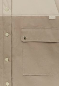 PULL & BEAR Two-Tone - Halflange Jas - Camel -PULL BEAR Winkel 56b113311ec248b4868b7cc862da5884