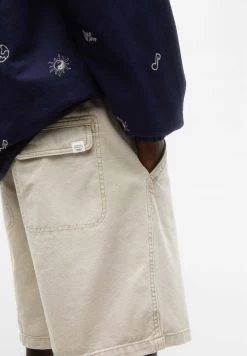 PULL & BEAR Basic Colourful Bermuda - Shorts - Beige -PULL BEAR Winkel 5766ebea8b6a4e6993c7ba1d0690178e