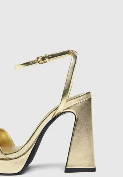 PULL & BEAR Golden Platform- Sandalen Met Plateauzool - Gold-Coloured -PULL BEAR Winkel 57d4a6bdecbc4ff585180f14f5c99470