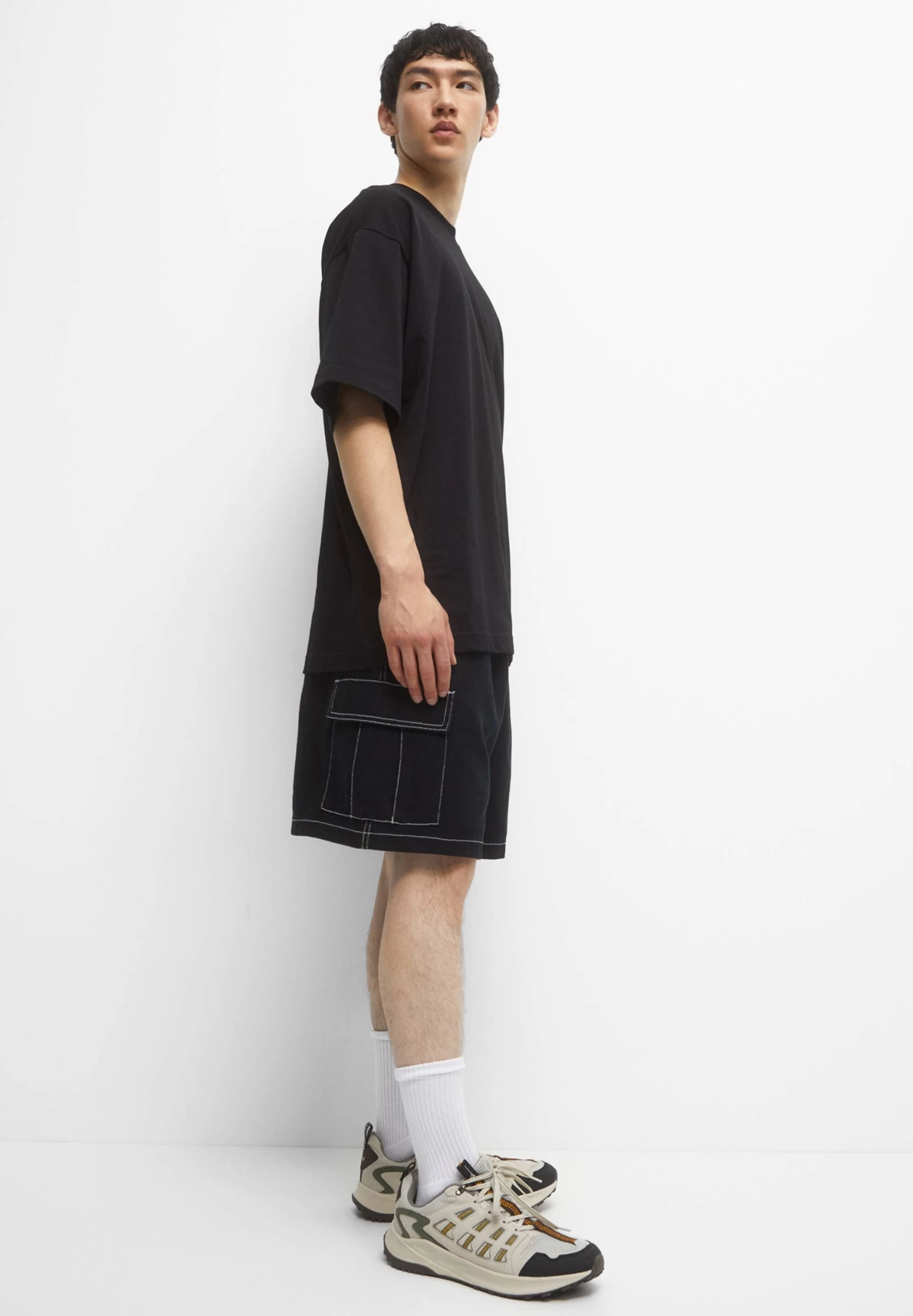 PULL & BEAR Bermuda With Seam Detail - Shorts - Black 4 PULL & BEAR Bermuda With Seam Detail - Shorts - Black - Afbeelding 4