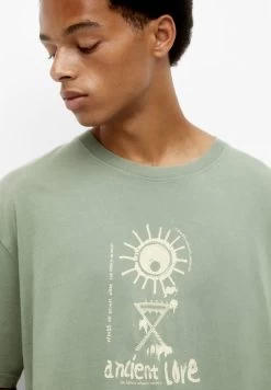 PULL & BEAR Ancient Lore- T-Shirt Print - Green -PULL BEAR Winkel 63d1b2d1604244cb8d441fc4bec50c82