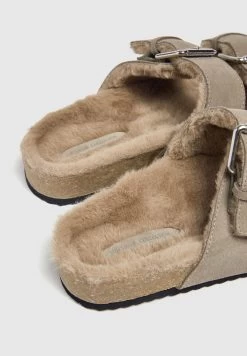 PULL & BEAR With Buckles - Muiltjes - Taupe -PULL BEAR Winkel 655f3e756c8a4547a9787f91da2ecf5f
