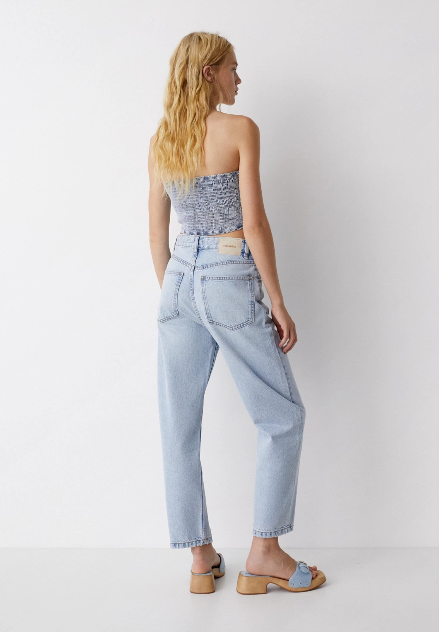 PULL & BEAR Mid-Waist Barrel- Straight Leg Jeans - Light Blue Denim 3 PULL & BEAR Mid-Waist Barrel- Straight Leg Jeans - Light Blue Denim - Afbeelding 3