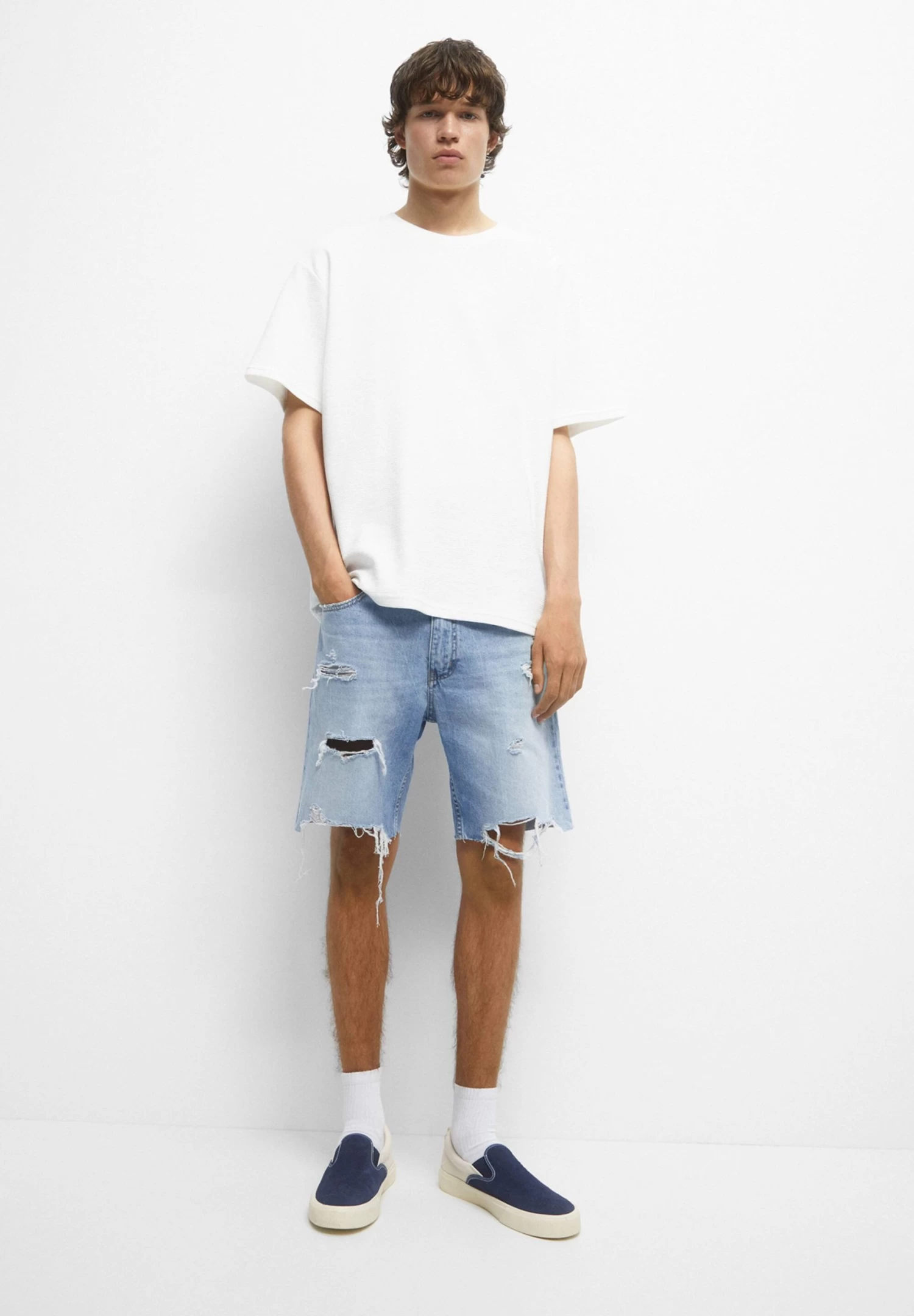 PULL & BEAR Ripped Bermuda- Jeansshort - Blue 2 PULL & BEAR Ripped Bermuda- Jeansshort - Blue - Afbeelding 2