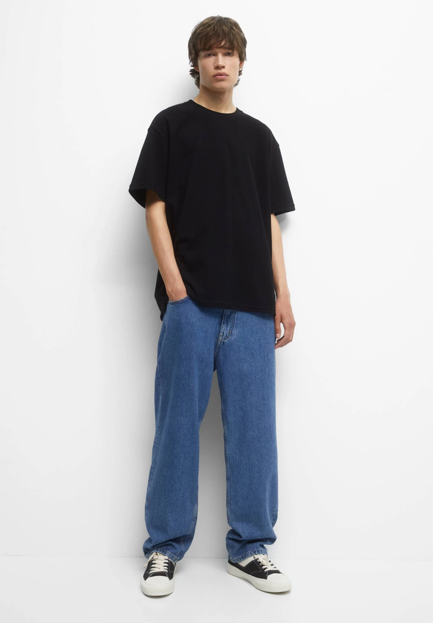 PULL & BEAR Short Sleeve With Label Detail - T-Shirt Basic - Black 2 PULL & BEAR Short Sleeve With Label Detail - T-Shirt Basic - Black - Afbeelding 2