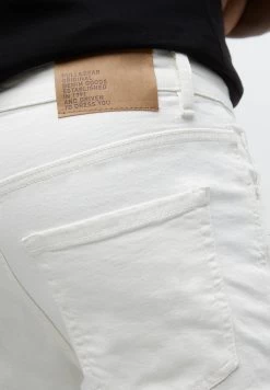 PULL & BEAR Straight Leg Jeans - White -PULL BEAR Winkel 69a6611c9e0045afa31804d88bec1bae
