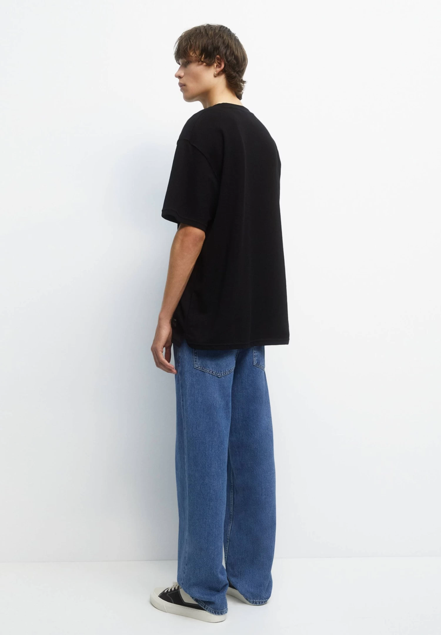 PULL & BEAR Short Sleeve With Label Detail - T-Shirt Basic - Black 3 PULL & BEAR Short Sleeve With Label Detail - T-Shirt Basic - Black - Afbeelding 3