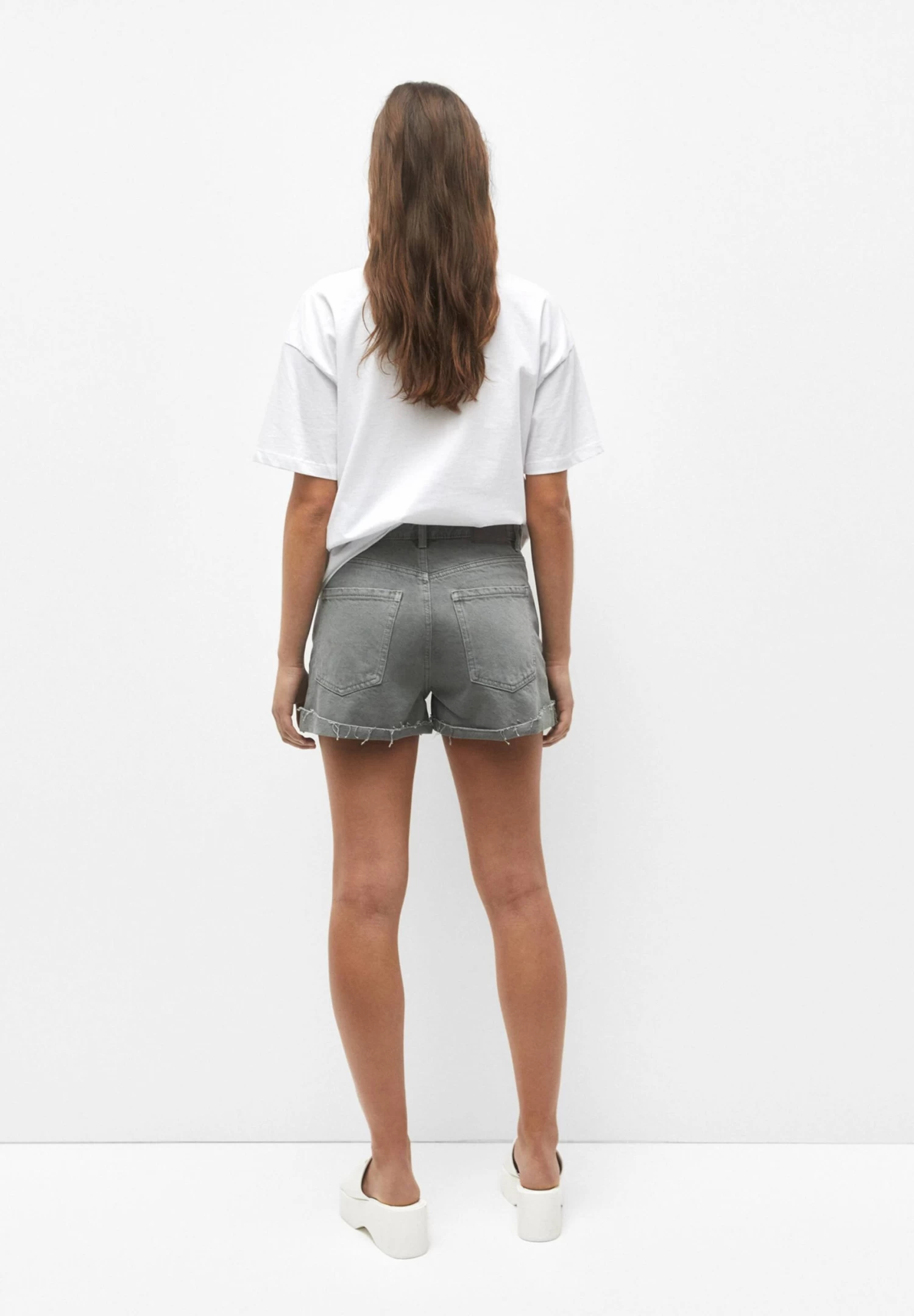 PULL & BEAR Mid-Rise Bermuda - Jeansshort - Dark Grey 3 PULL & BEAR Mid-Rise Bermuda - Jeansshort - Dark Grey - Afbeelding 3