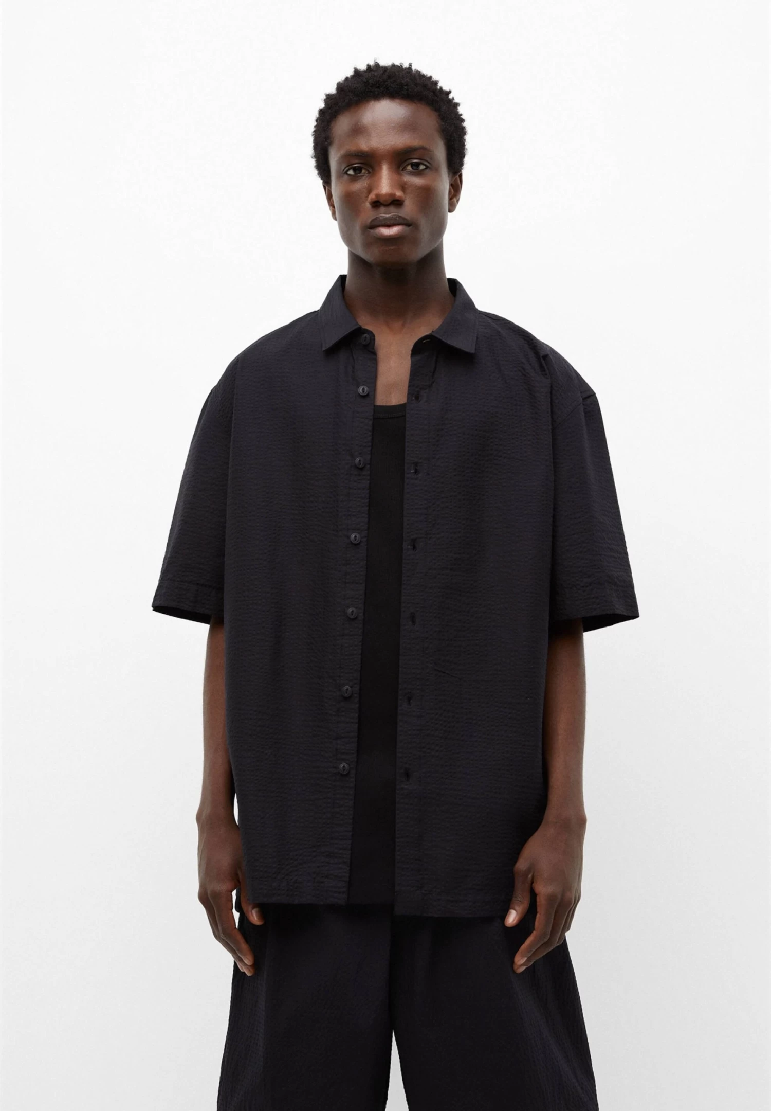 PULL & BEAR Short Sleeve Seersucker - Overhemd - Black 1 PULL & BEAR Short Sleeve Seersucker - Overhemd - Black