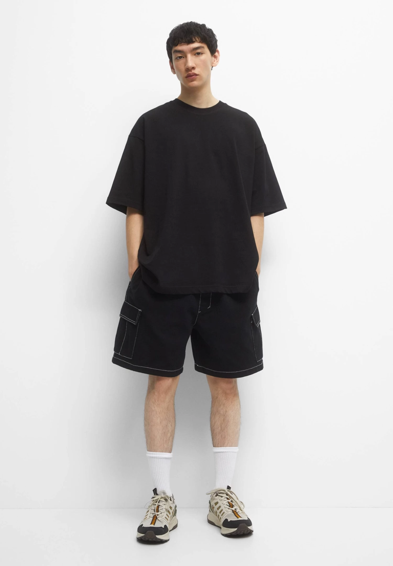 PULL & BEAR Bermuda With Seam Detail - Shorts - Black 2 PULL & BEAR Bermuda With Seam Detail - Shorts - Black - Afbeelding 2