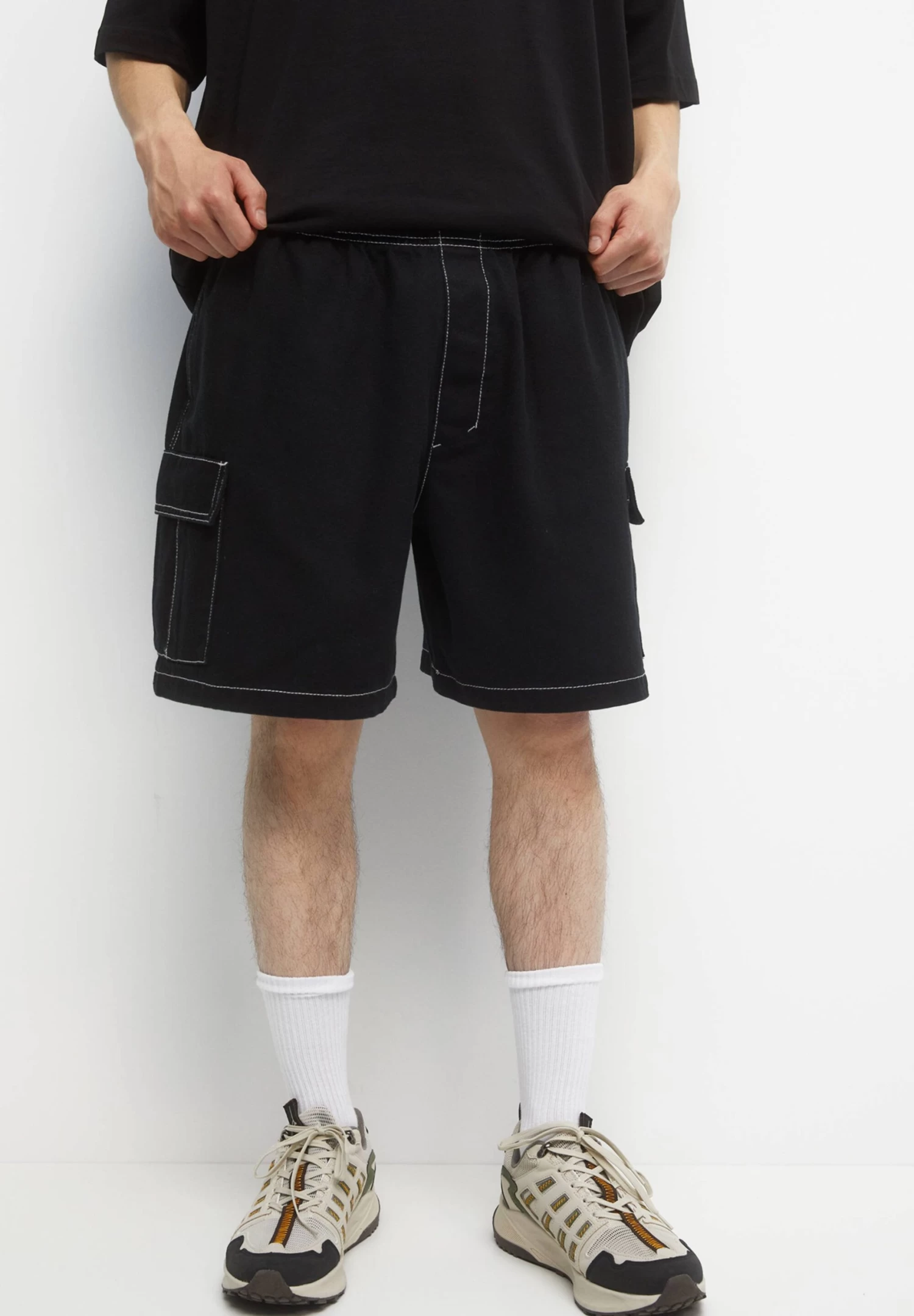 PULL & BEAR Bermuda With Seam Detail - Shorts - Black 1 PULL & BEAR Bermuda With Seam Detail - Shorts - Black