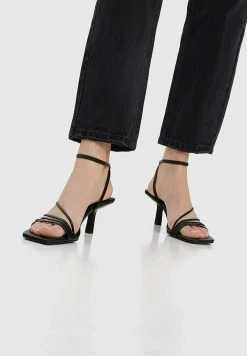PULL & BEAR Tiras - Sandalen - Black