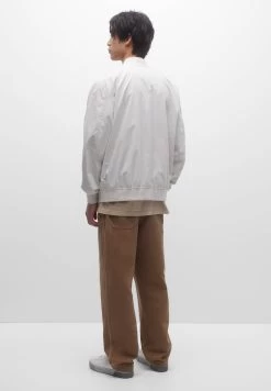 PULL & BEAR Lightweight - Bomberjacks - White 9 PULL & BEAR Lightweight - Bomberjacks - White -PULL BEAR Winkel 9529d94133594fe1829d819eb7ec751b
