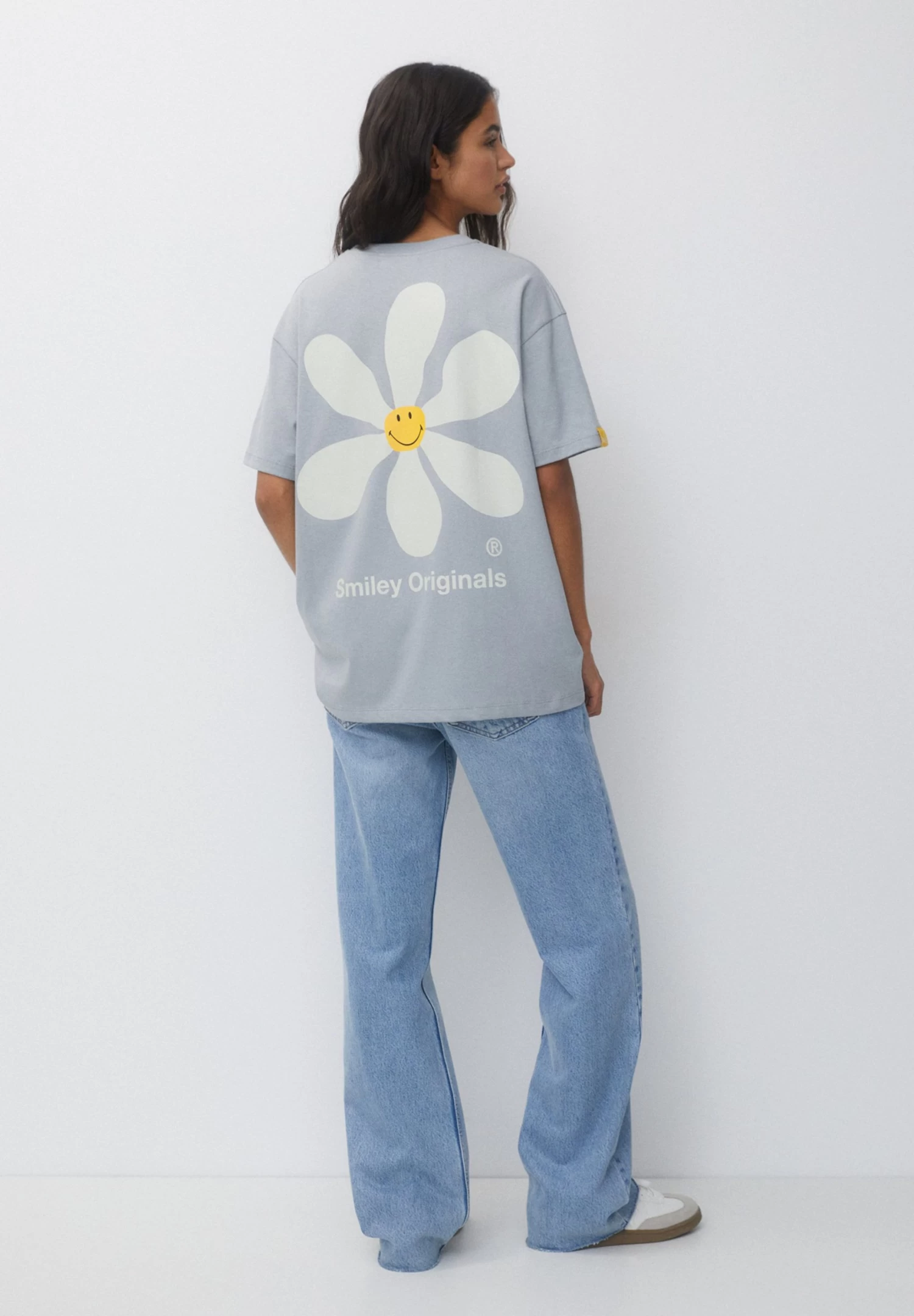 PULL & BEAR Smiley Daisy - T-Shirt Print - Grey 3 PULL & BEAR Smiley Daisy - T-Shirt Print - Grey - Afbeelding 3