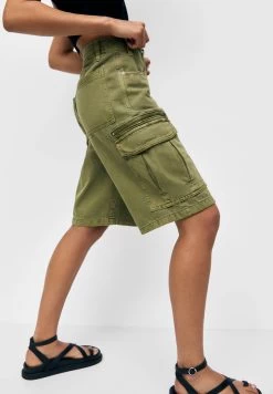 PULL & BEAR Twill Bermuda- Shorts - Khaki 8 PULL & BEAR Twill Bermuda- Shorts - Khaki -PULL BEAR Winkel a28f264b6b8647b5ac87b9a1a15f0cef