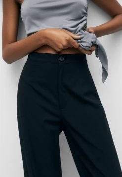 PULL & BEAR Regular Fit With Darts - Broek - Black -PULL BEAR Winkel ae097c4044214cb080a6f75547ce97ff