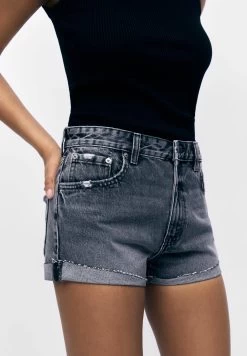 PULL & BEAR Mid-Waist - Jeansshort - Grey -PULL BEAR Winkel b03a0a5b1f854577b5dfaa0f458d03e4