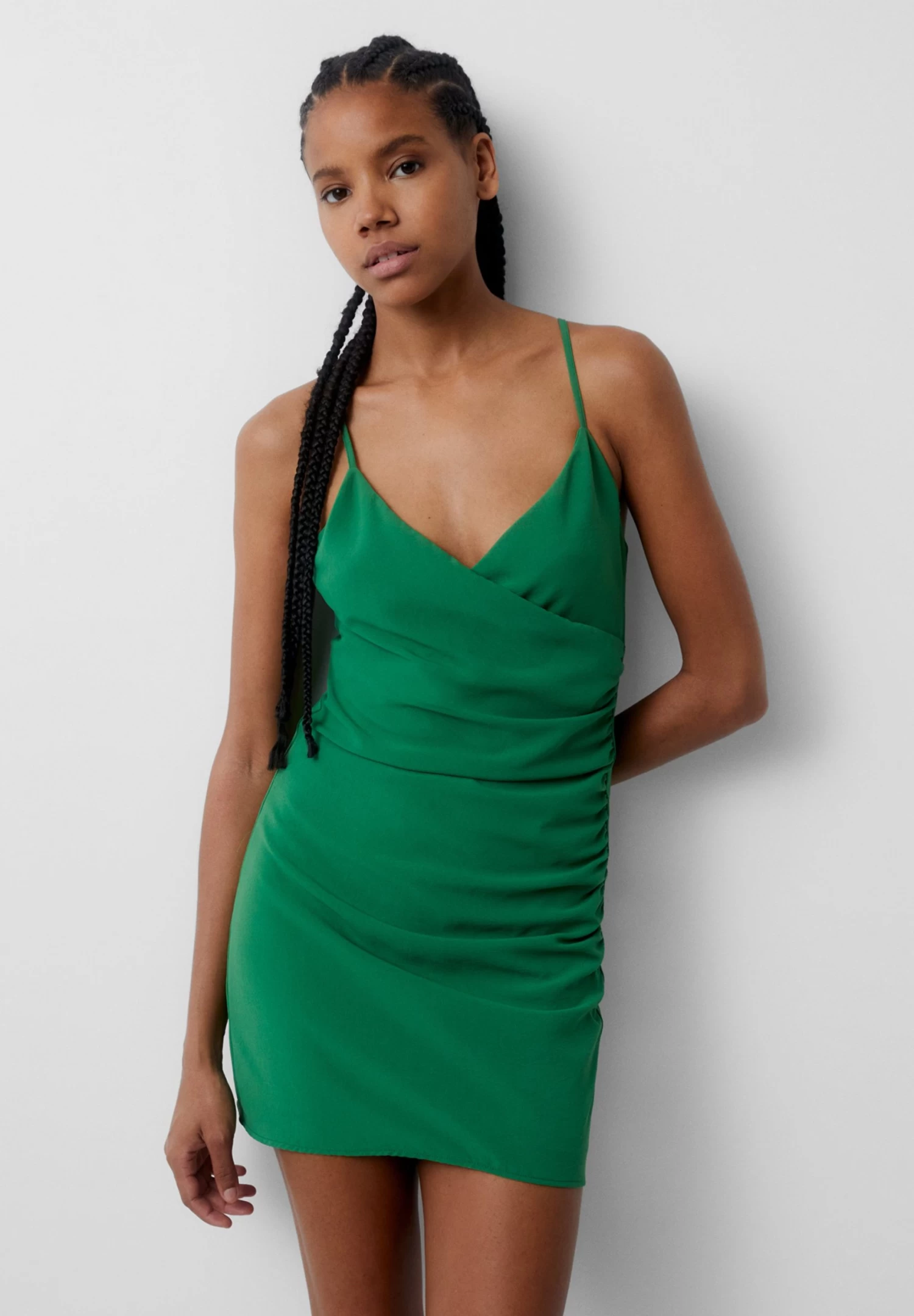 PULL & BEAR Short With Surplice Neckline - Etui-Jurk - Green 1 PULL & BEAR Short With Surplice Neckline - Etui-Jurk - Green