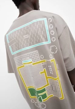 PULL & BEAR Flat Graphic - T-Shirt Print - Brown -PULL BEAR Winkel b4adcf3a7d414edfb74ba26262dc0354