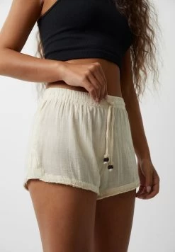 PULL & BEAR Rustic With Frayed Trims - Shorts - White -PULL BEAR Winkel bfd58af73a6240e6956c3913358c4d29