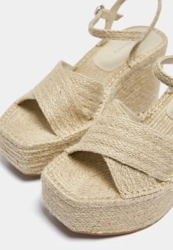 PULL & BEAR With Criss-Cross Straps - Sandalen Met Sleehak - Beige -PULL BEAR Winkel c08da13ec7404b5f900088ad9dd5498e
