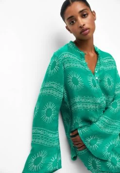 PULL & BEAR Printed Rustic - Blouse - Green 9 PULL & BEAR Printed Rustic - Blouse - Green -PULL BEAR Winkel c4882e0ae3e74f51926172a491fc2e46