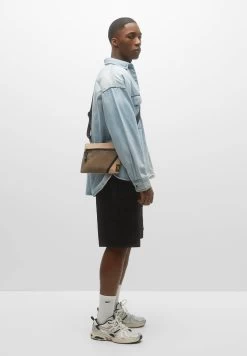 PULL & BEAR Bermuda With Multiple Pockets - Shorts - Black 11 PULL & BEAR Bermuda With Multiple Pockets - Shorts - Black -PULL BEAR Winkel c6fd13aa8e2045db8c988d72a24a0512